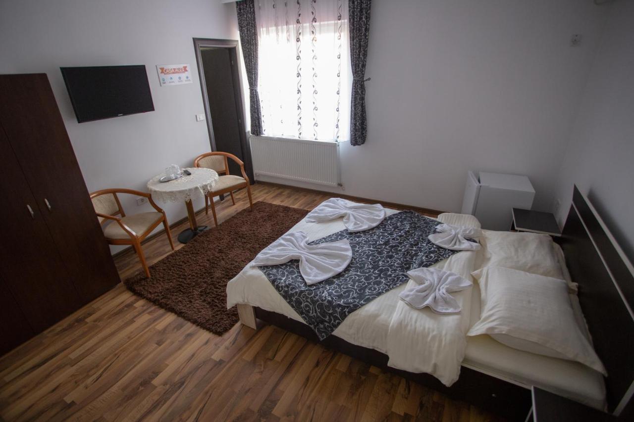 Hotel Casa Alex Târgu Jiu Zewnętrze zdjęcie