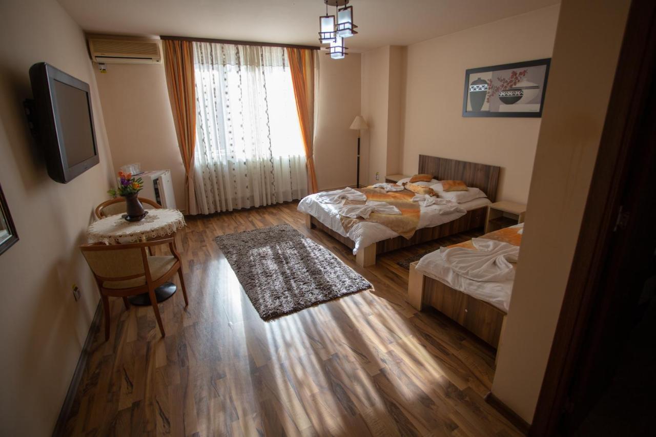Hotel Casa Alex Târgu Jiu Zewnętrze zdjęcie