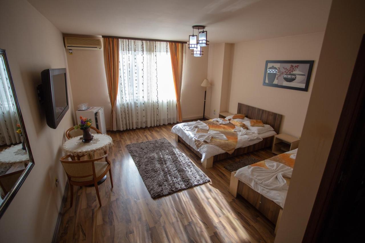 Hotel Casa Alex Târgu Jiu Zewnętrze zdjęcie