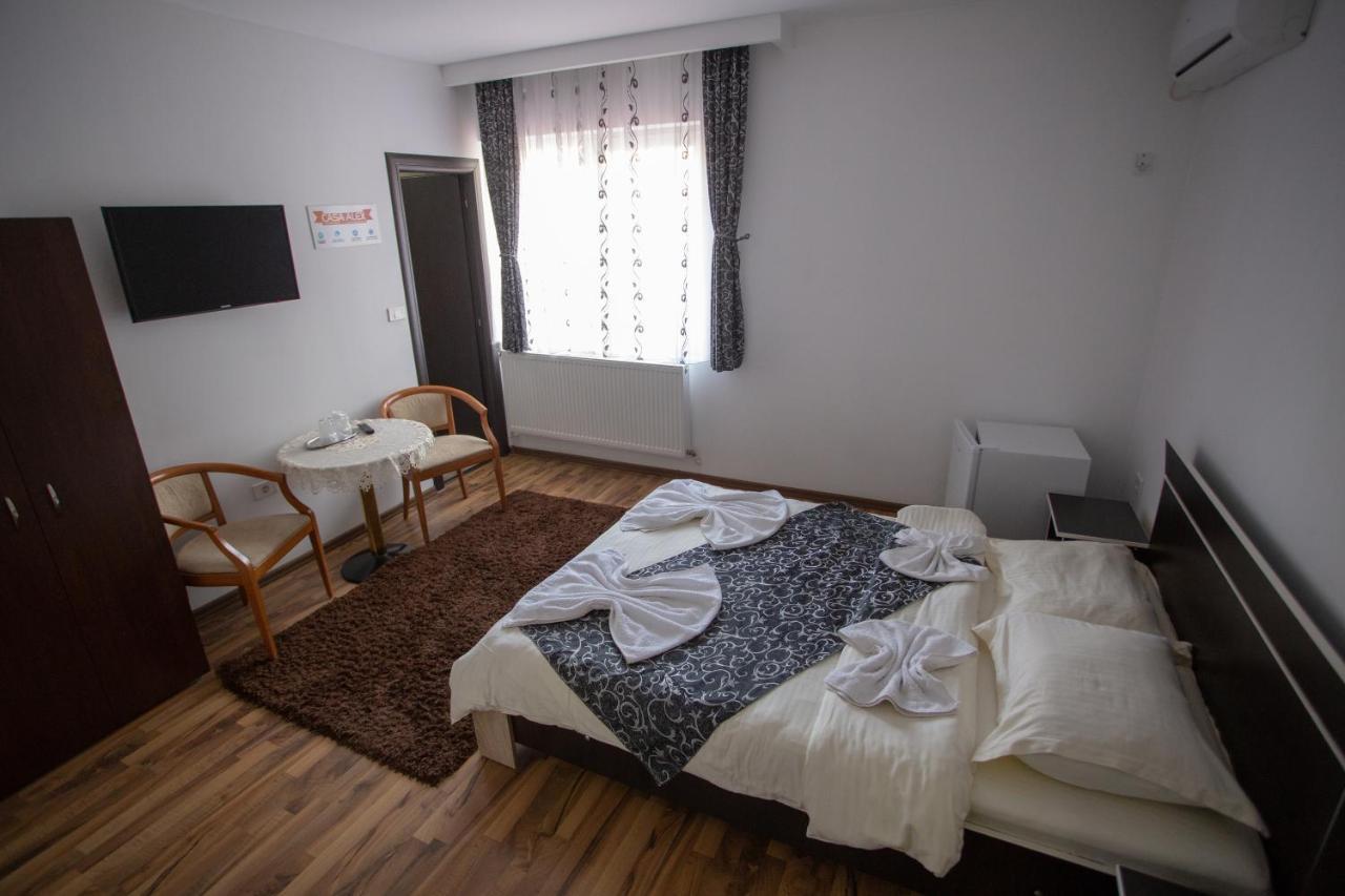 Hotel Casa Alex Târgu Jiu Zewnętrze zdjęcie